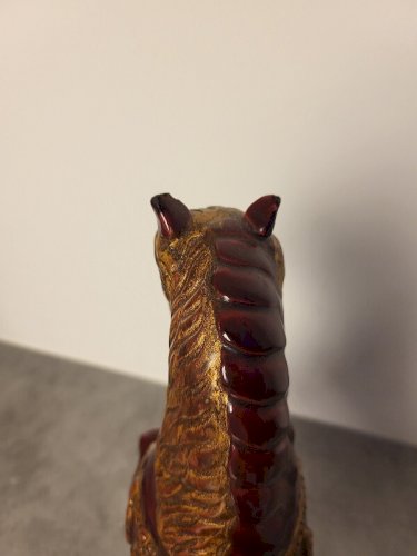 CHEVAL EN FAÏENCE ROUGE ET DORURE