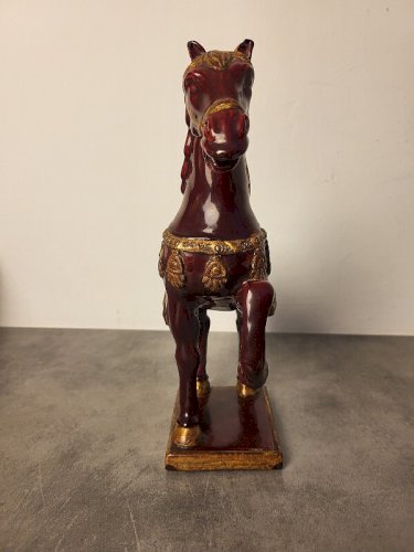 CHEVAL EN FAÏENCE ROUGE ET DORURE