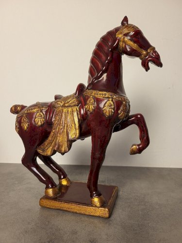 CHEVAL EN FAÏENCE ROUGE ET DORURE
