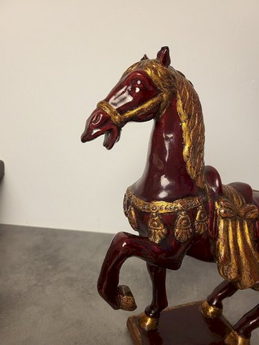 CHEVAL EN FAÏENCE ROUGE ET DORURE