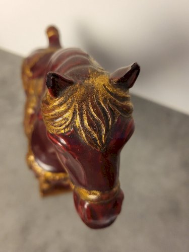 CHEVAL EN FAÏENCE ROUGE ET DORURE