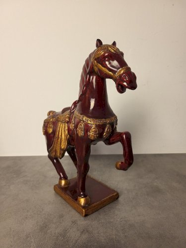 CHEVAL EN FAÏENCE ROUGE ET DORURE