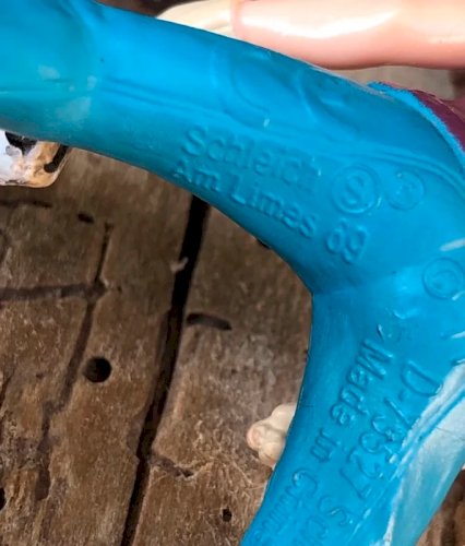 Cheval , poulains et cavalières Schleich