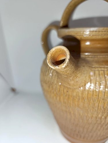 chevrette à decor scarifie en gres de bonny en bon etat