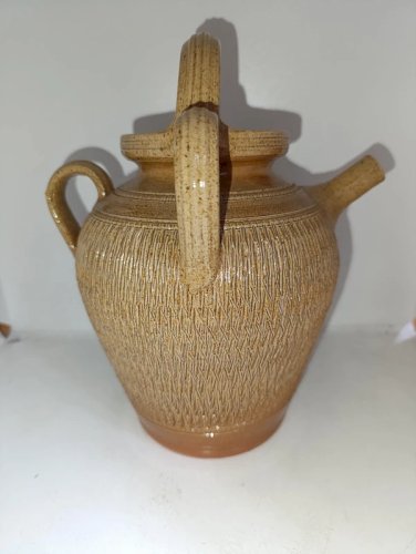 chevrette à decor scarifie en gres de bonny en bon etat