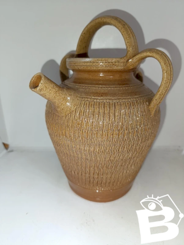 chevrette à decor scarifie en gres de bonny en bon etat