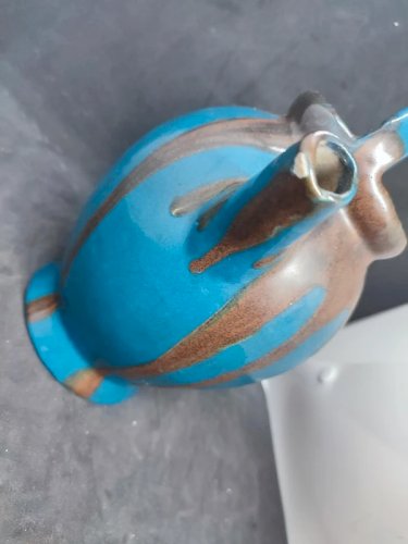 Chevrette en Grès Émaillé bleu signée Pointu leon? en bon etat