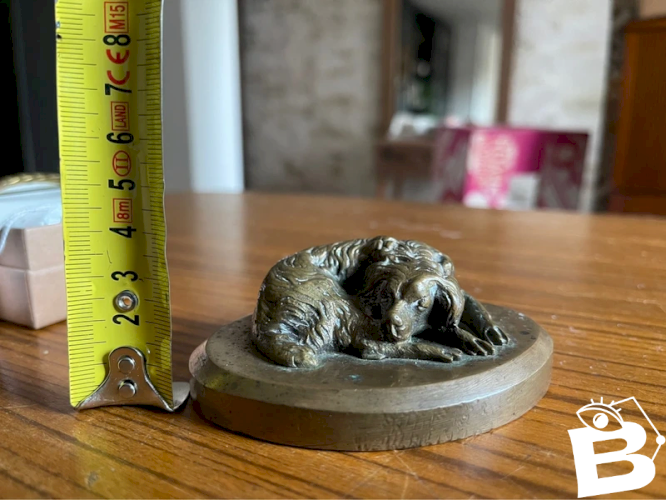 Chien en bronze