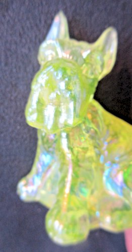 Chien Fox Terrier WESTIE Art Déco en verre jaune ouraline, réagit aux UV