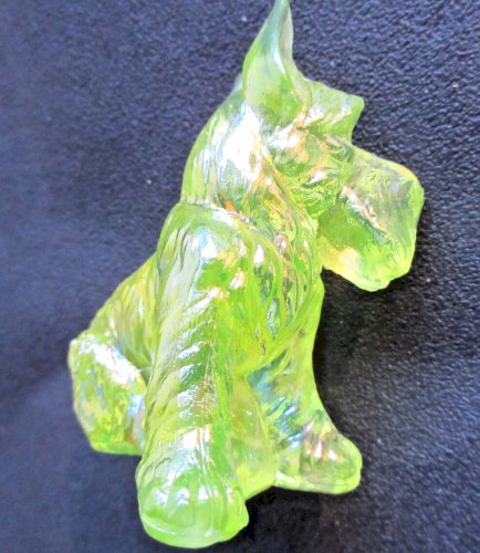 Chien Fox Terrier WESTIE Art Déco en verre jaune ouraline, réagit aux UV