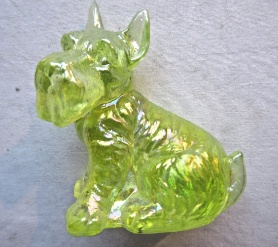 Chien Fox Terrier WESTIE Art Déco en verre jaune ouraline, réagit aux UV