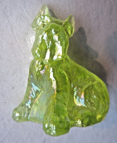 Chien Fox Terrier WESTIE Art Déco en verre jaune ouraline, réagit aux UV