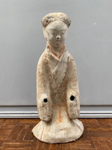 China court lady kneeling in gray terracotta M684