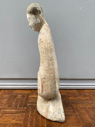 Chine dame de cour agenouillée en terre cuite grise M684