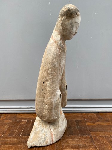 Chine dame de cour agenouillée en terre cuite grise M684