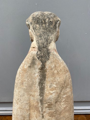 Chine dame de cour agenouillée en terre cuite grise M684