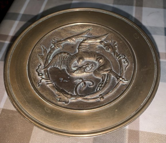 Chine Indochine 1900's petite coupe sur pied en bronze décor d'un dragon