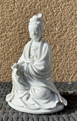 CHINE : PERSONNAGE EN PORCELAINE BLANC DE CHINE GUANYIN