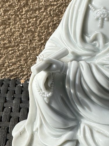 CHINE : PERSONNAGE EN PORCELAINE BLANC DE CHINE GUANYIN