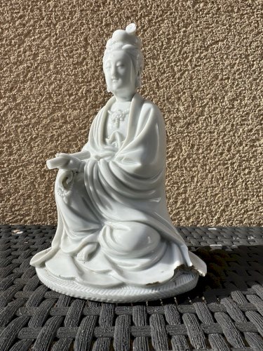 CHINE : PERSONNAGE EN PORCELAINE BLANC DE CHINE GUANYIN