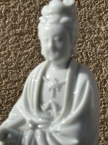 CHINE : PERSONNAGE EN PORCELAINE BLANC DE CHINE GUANYIN