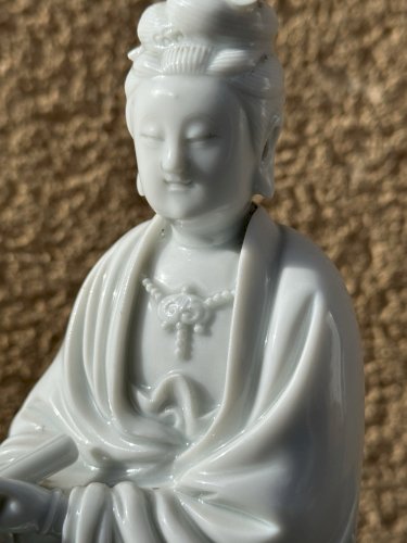 CHINE : PERSONNAGE EN PORCELAINE BLANC DE CHINE GUANYIN