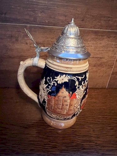 Chope à bière allemande en céramique – Décor ville médiévale – Couvercle étain