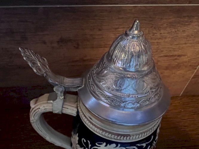 Chope à bière allemande en céramique – Décor ville médiévale – Couvercle étain