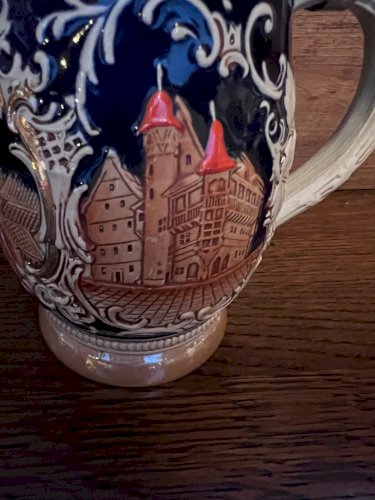 Chope à bière allemande en céramique – Décor ville médiévale – Couvercle étain