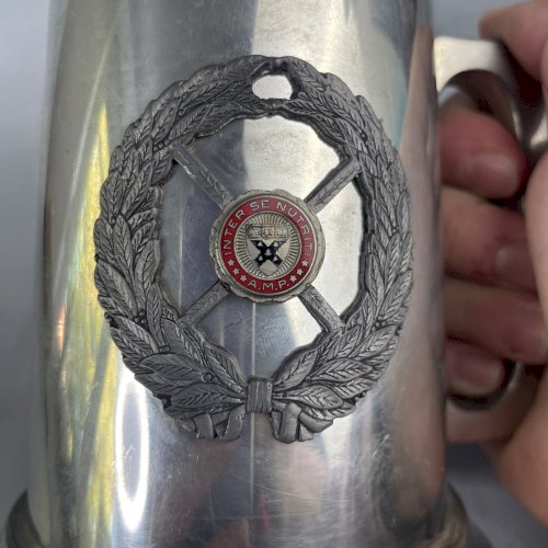 Chope à bière étain Marlboro pewter canada médaillon Inter se nutriti A.M.P.