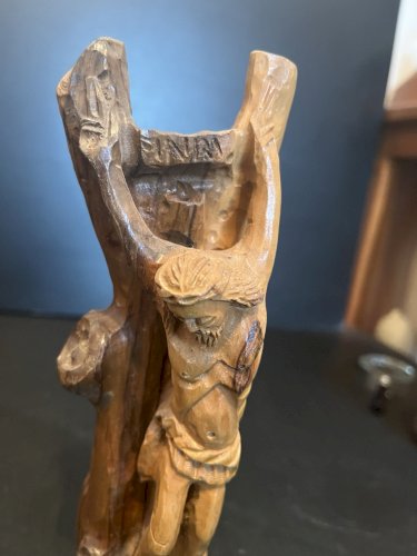 Christ en bois sculpté art populaire  religion dévotion Jésus artisanat
