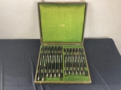 Christofle 24 couteaux Manche en ébène virole argent .