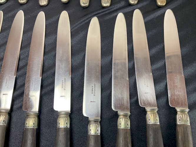 Christofle 24 couteaux Manche en ébène virole argent .