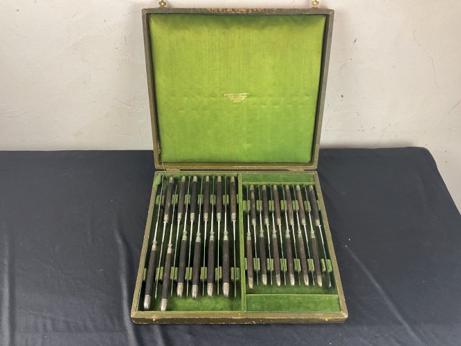 Christofle 24 couteaux Manche en ébène virole argent .