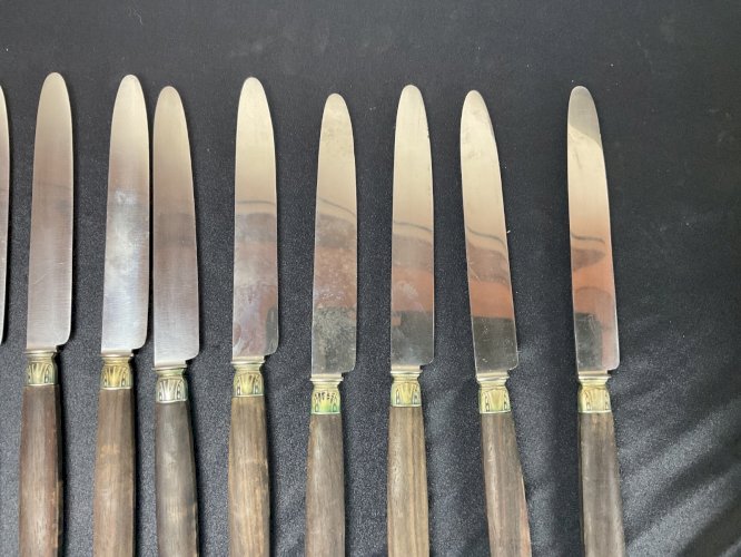 Christofle 24 couteaux Manche en ébène virole argent .