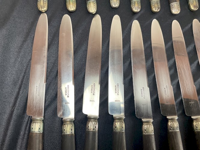 Christofle 24 couteaux Manche en ébène virole argent .