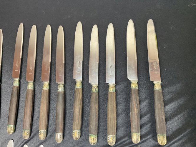 Christofle 24 couteaux Manche en ébène virole argent .