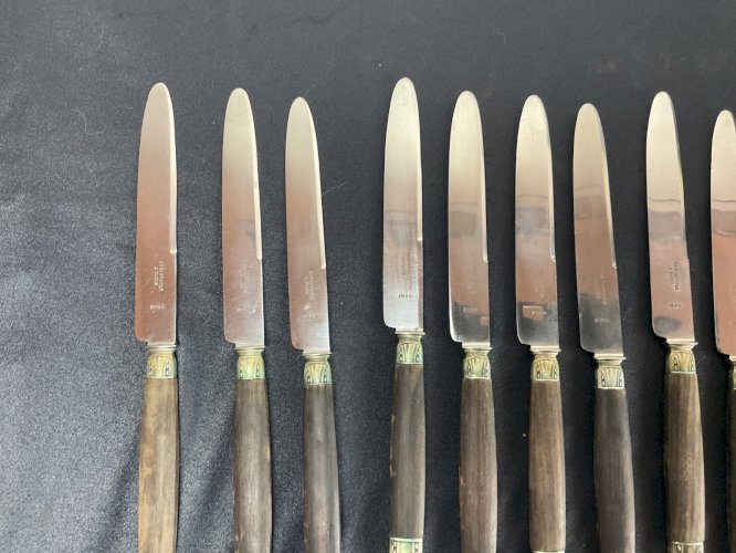 Christofle 24 couteaux Manche en ébène virole argent .