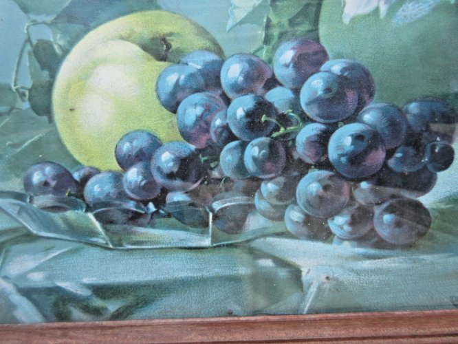 Chromo gravure 1900, cadre bois, vitré: Vase de roses et fruits, signé C. Klein