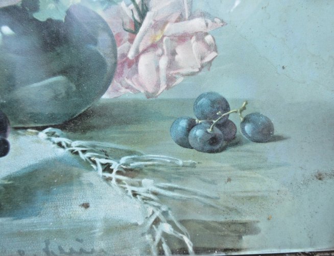 Chromo gravure 1900, cadre bois, vitré: Vase de roses et fruits, signé C. Klein