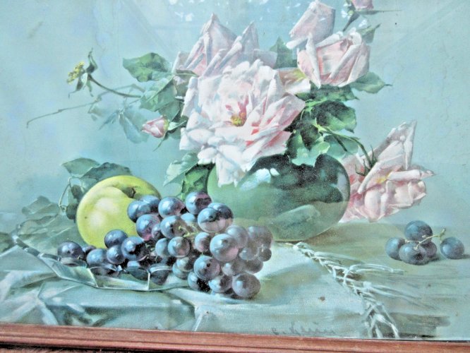 Chromo gravure 1900, cadre bois, vitré: Vase de roses et fruits, signé C. Klein