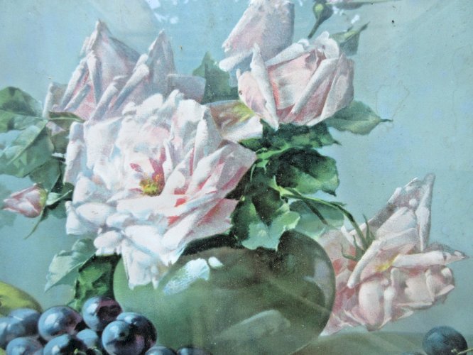 Chromo gravure 1900, cadre bois, vitré: Vase de roses et fruits, signé C. Klein