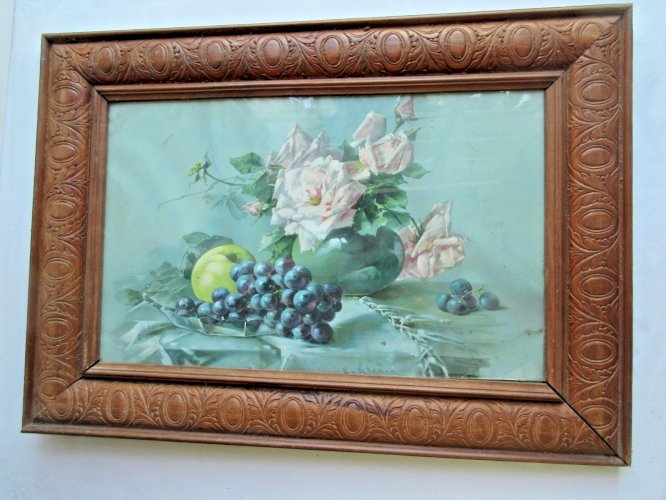 Chromo gravure 1900, cadre bois, vitré: Vase de roses et fruits, signé C. Klein