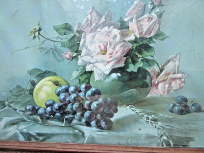 Chromo gravure 1900, cadre bois, vitré: Vase de roses et fruits, signé C. Klein