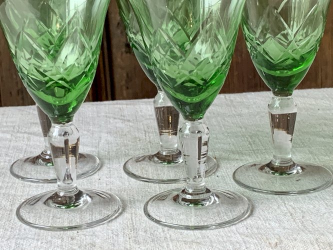 Cinq verres à vin anciens ciselés