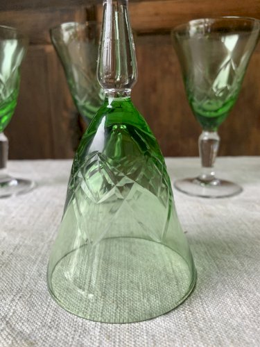 Cinq verres à vin anciens ciselés