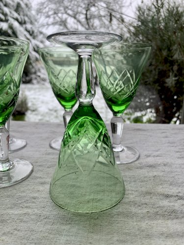 Cinq verres à vin anciens ciselés