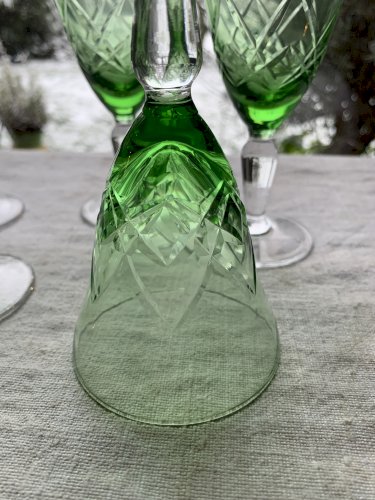 Cinq verres à vin anciens ciselés