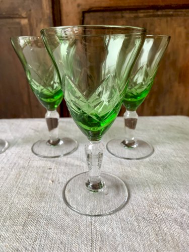 Cinq verres à vin anciens ciselés