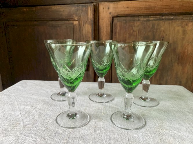 Cinq verres à vin anciens ciselés